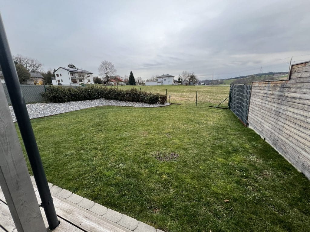 Ausgangsituation kleiner Reihenhausgarten: Offene Rasenfläche ohne Struktur und ohne Sichtschutz
